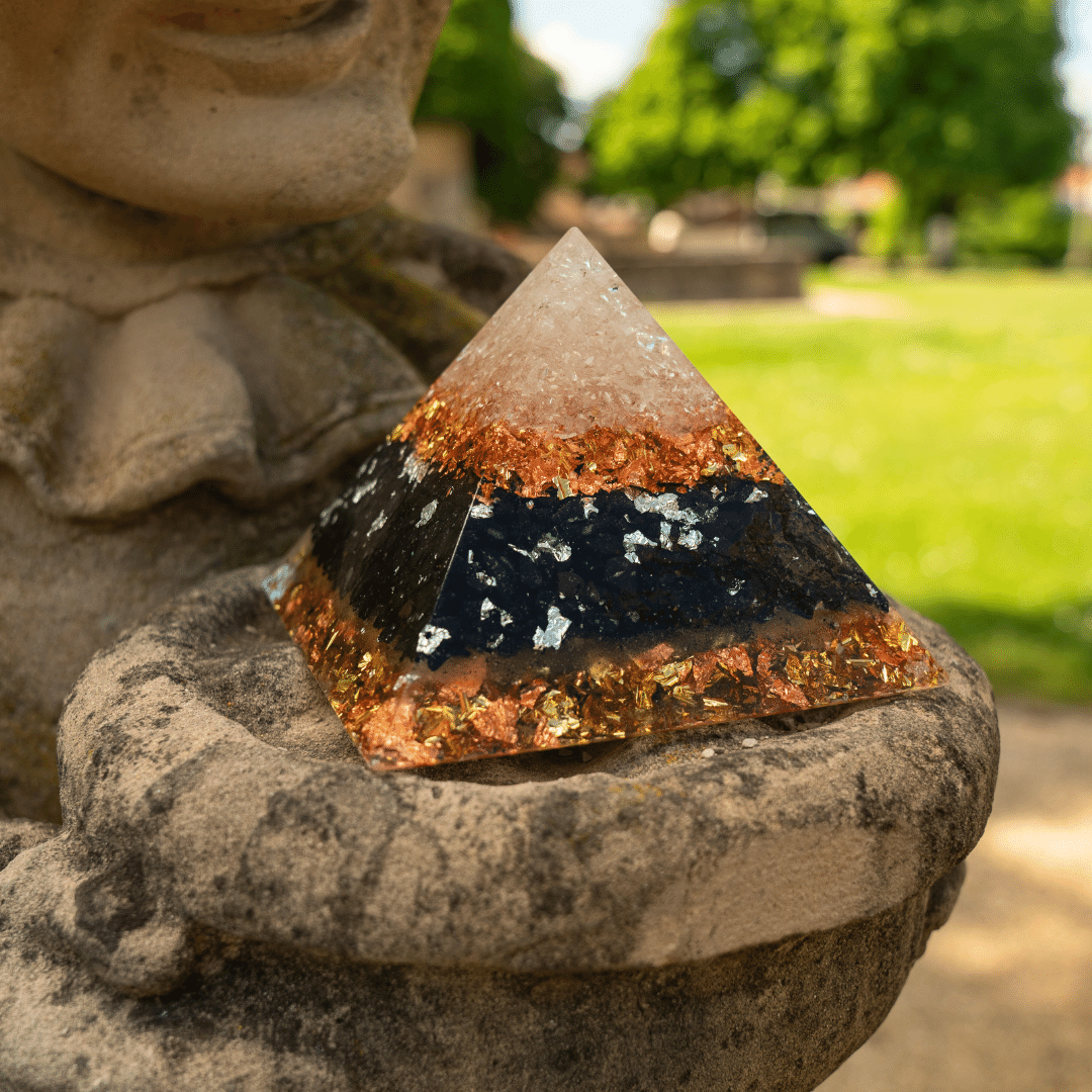 Pyramide Orgonite Onyx Or - Conscience de soi, Éveil